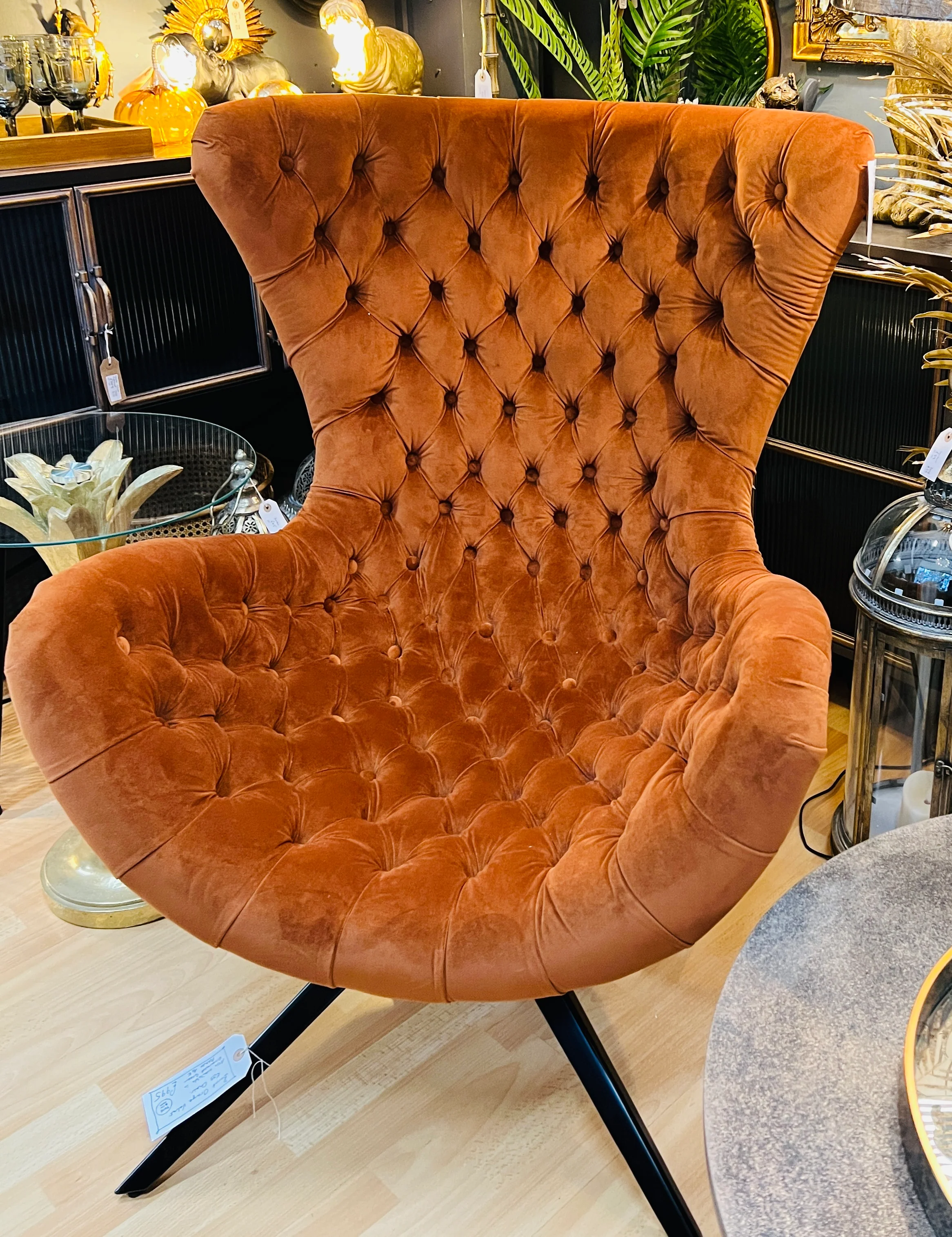 Curved Buttoned Velvet Chair - Image 7